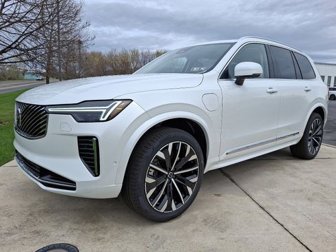 New 2025 Volvo XC90 T8 Plus image 2