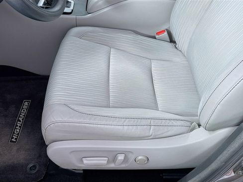 Used 2016 Toyota Highlander Plus AWD/4WD image 13