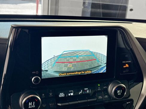 Used 2023 Toyota Highlander L image 16