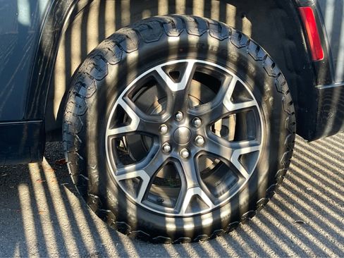 Used 2023 Jeep Wagoneer Series III w/ Preferred Equipment Group image 11