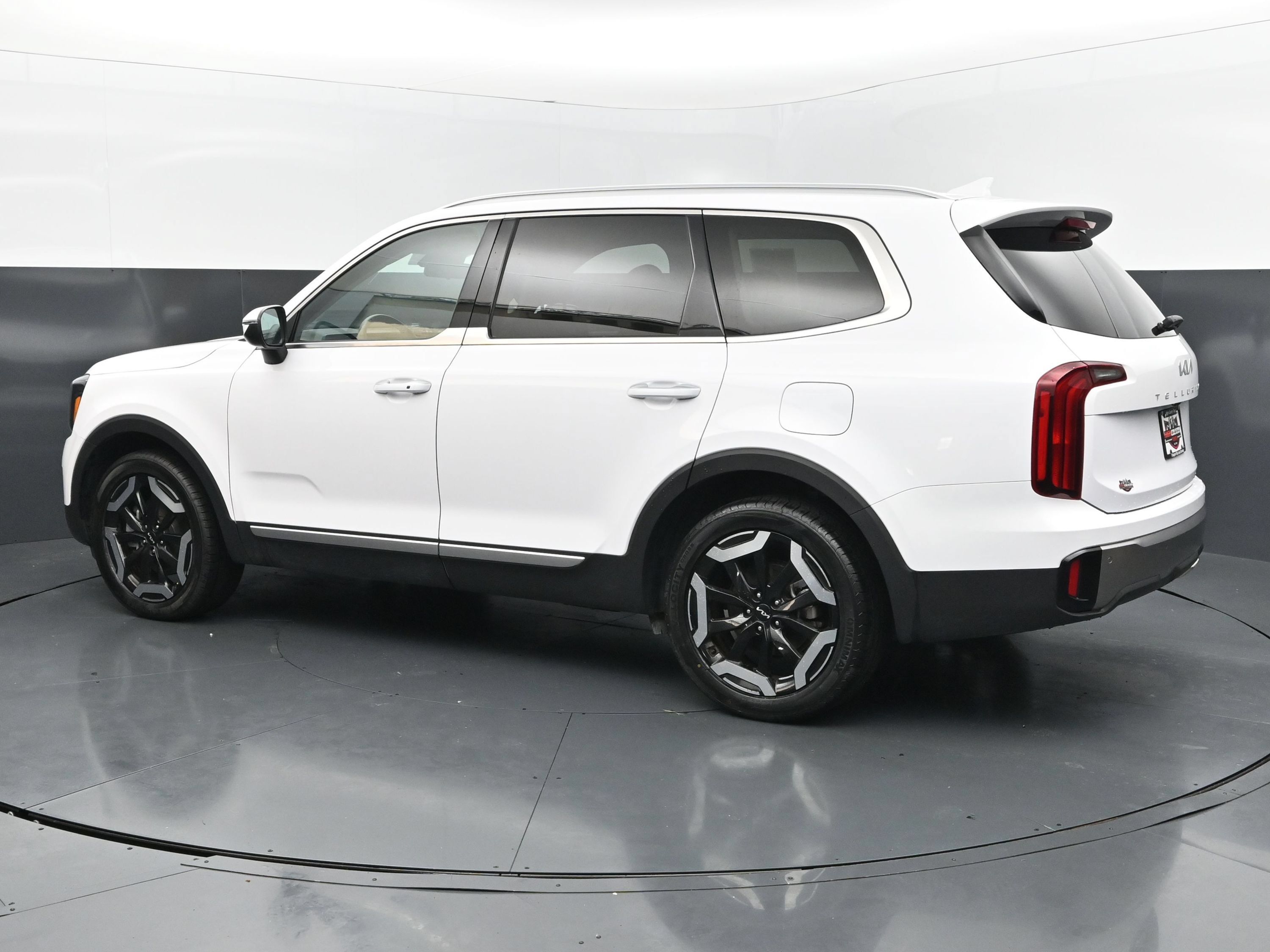 Used 2025 Kia Telluride S FWD image 3