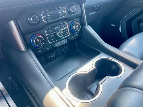 Used 2024 Chevrolet Suburban LT image 16