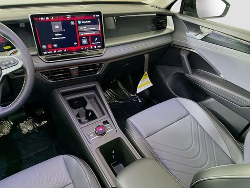 New 2026 Volkswagen Tiguan SE FWD image 24