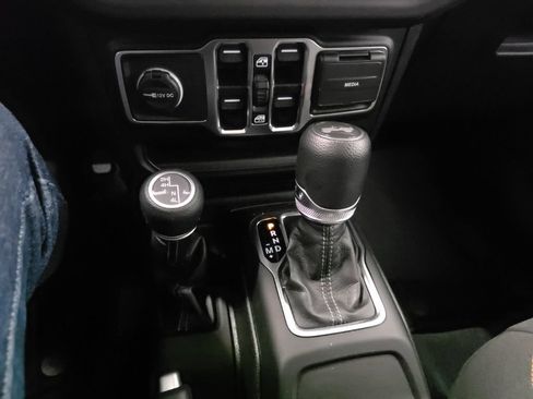 Used 2025 Jeep Wrangler Unlimited Sahara AWD/4WD image 18