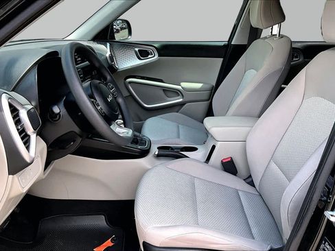 Used 2025 Kia Soul LX FWD image 8