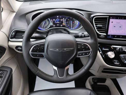 Used 2024 Chrysler Pacifica Touring-L FWD image 16