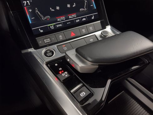 Used 2023 Audi e-tron Premium w/ Convenience Plus Package image 25