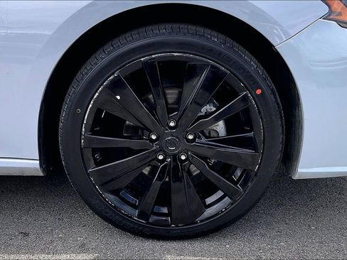Used 2023 Nissan Altima 2.5 SR FWD image 11