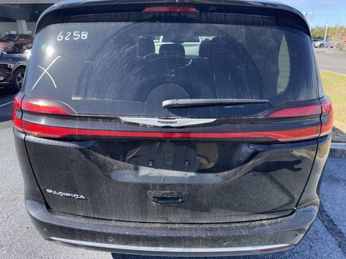 Used 2024 Chrysler Pacifica Touring-L image 5