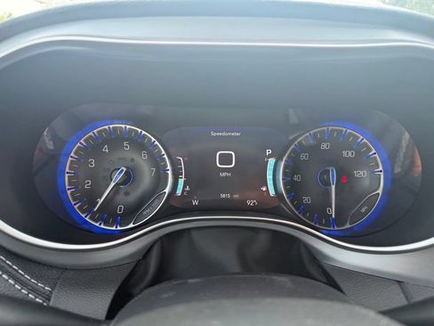 Used 2025 Chrysler Pacifica Limited AWD/4WD image 10