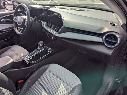 Used 2025 Chevrolet Trax LT w/ LT Convenience Package image 29