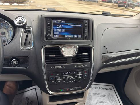 Used 2015 Chrysler Town & Country Touring-L w/ Driver Convenience Group image 15