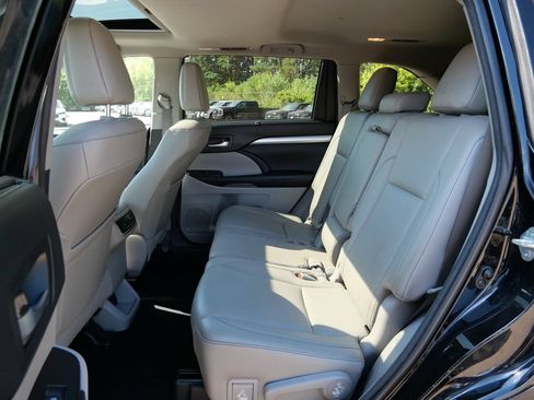 Used 2018 Toyota Highlander XLE AWD/4WD image 15