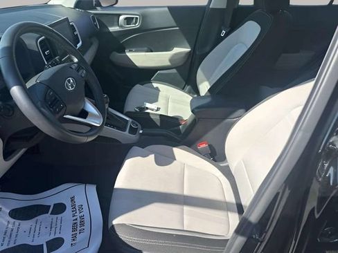 Used 2025 Hyundai Venue SEL FWD image 17