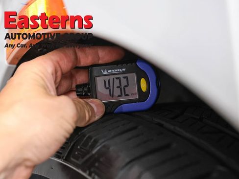 Used 2023 Chrysler Pacifica Limited FWD image 28