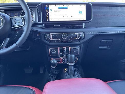 Certified 2024 Jeep Gladiator Rubicon w/ Technology Group image 10