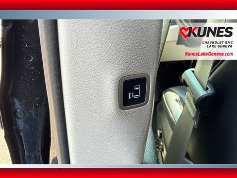 Used 2023 Chrysler Pacifica Touring-L FWD image 16