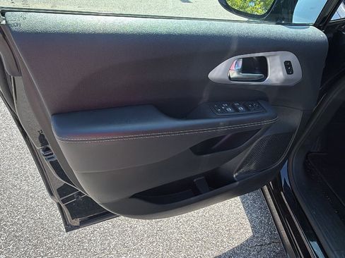 Used 2025 Chrysler Pacifica Limited FWD image 14