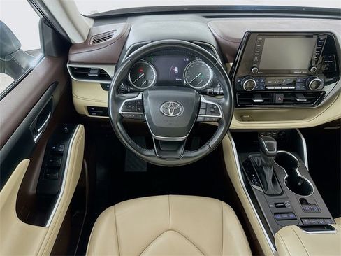 Used 2022 Toyota Highlander XLE image 3