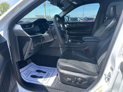 Used 2025 Jeep Grand Cherokee Altitude image 34