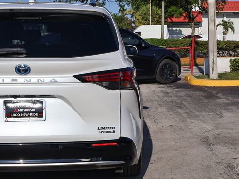 Used 2023 Toyota Sienna Limited FWD image 19