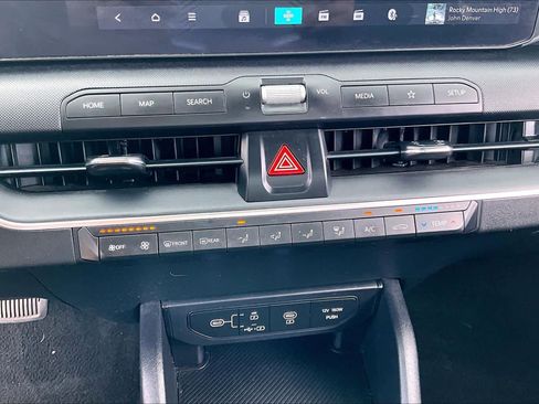 Used 2025 Kia K4 LXS image 32