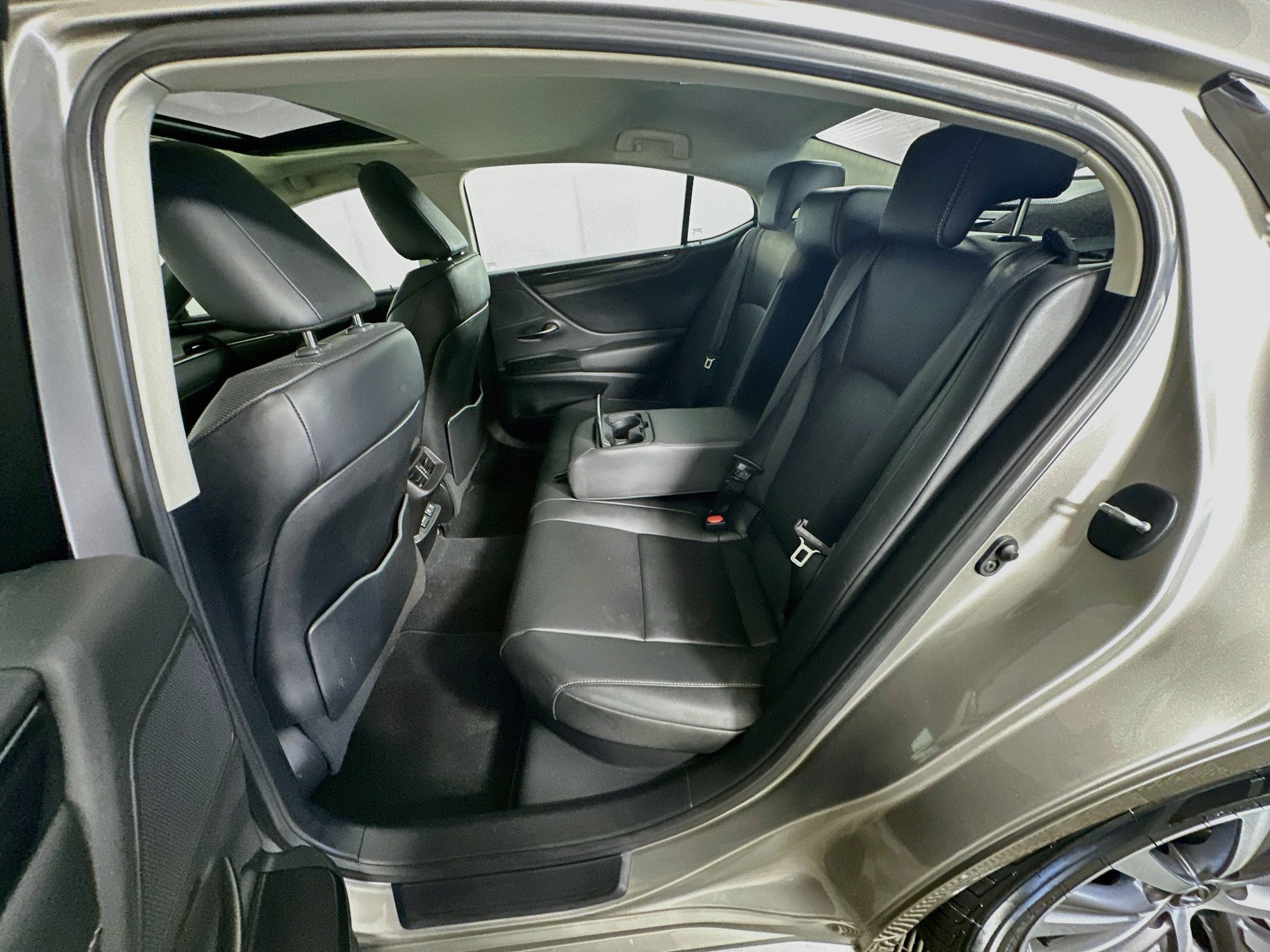 Used 2020 Lexus ES 300h w/ Accessory Package FWD image 26