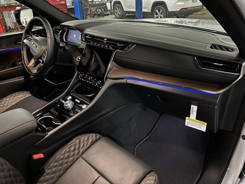 New 2025 Jeep Grand Cherokee Summit image 11