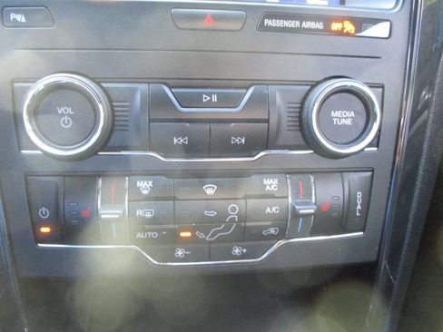 Used 2018 Ford Explorer XLT w/ Equipment Group 202A image 12