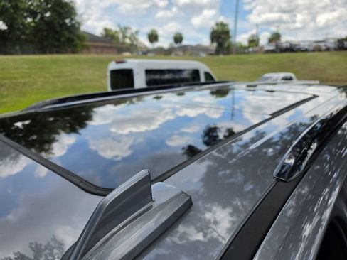 Used 2021 Chevrolet Tahoe Z71 w/ Luxury Package AWD/4WD image 7