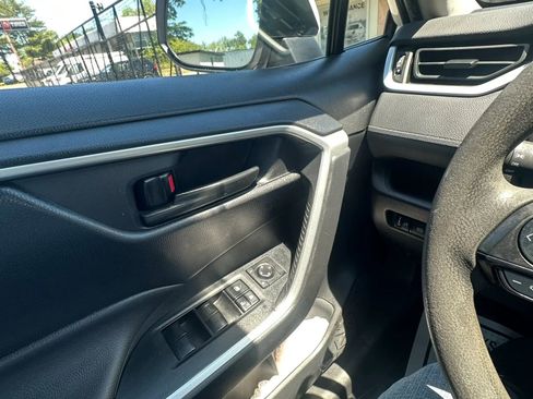 Used 2022 Toyota RAV4 LE AWD/4WD image 14