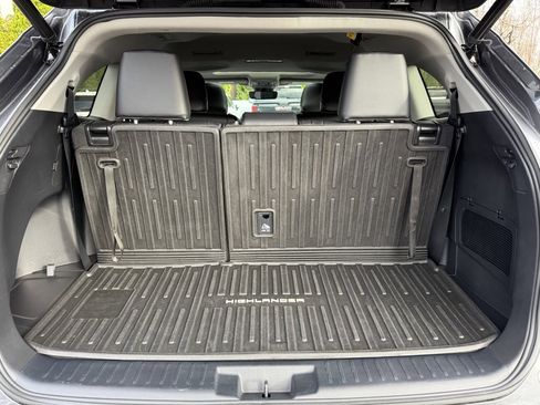 Used 2023 Toyota Highlander XLE image 9