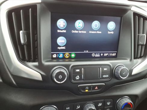 Used 2024 GMC Terrain SLT image 18