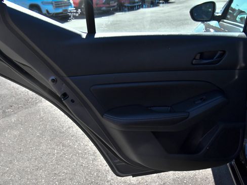 Used 2025 Nissan Altima 2.5 SV FWD image 33