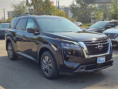 New 2025 Nissan Pathfinder SV image 3