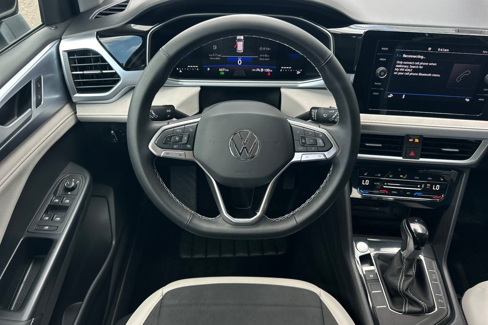 Used 2025 Volkswagen Taos SE FWD image 14
