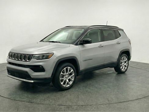 Used 2025 Jeep Compass Limited image 3