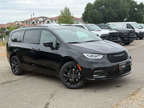 New 2026 Chrysler Pacifica Select AWD/4WD image 2