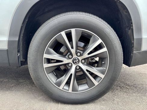 Used 2019 Toyota Highlander Plus w/ Carpet Mat Package (TMS) AWD/4WD image 24