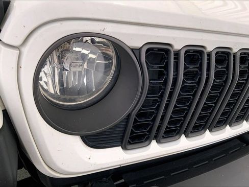 Used 2024 Jeep Gladiator Sport AWD/4WD image 12