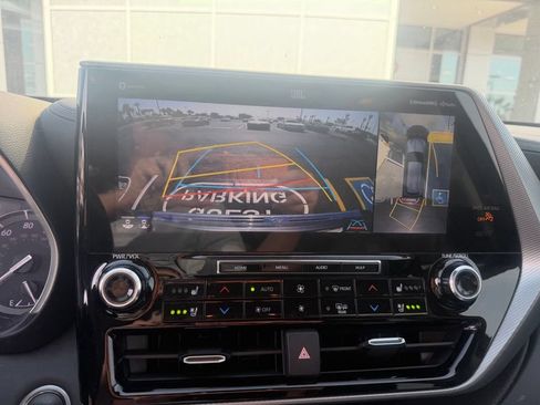 Used 2021 Toyota Highlander Platinum FWD image 12