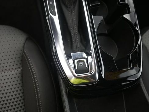 Used 2025 Chevrolet Trax LT FWD image 21