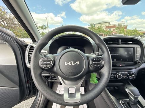 Used 2025 Kia Soul LX w/ LX Technology Package FWD image 13