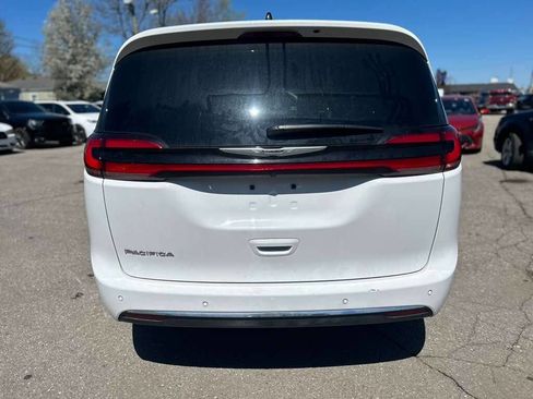 Used 2025 Chrysler Pacifica Select FWD image 6
