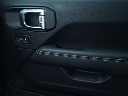 Used 2023 Jeep Gladiator Overland w/ Popular Equipment Package image 12