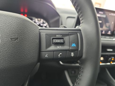 Certified 2025 Nissan Rogue SV image 18