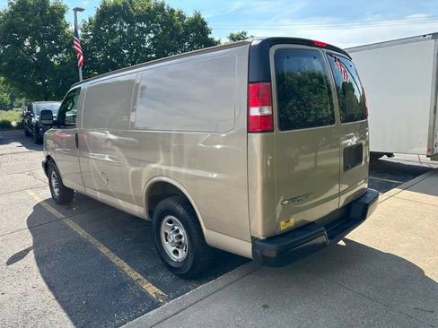 Used 2017 Chevrolet Express 2500 RWD image 3