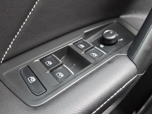 Used 2024 Volkswagen Tiguan SE image 33