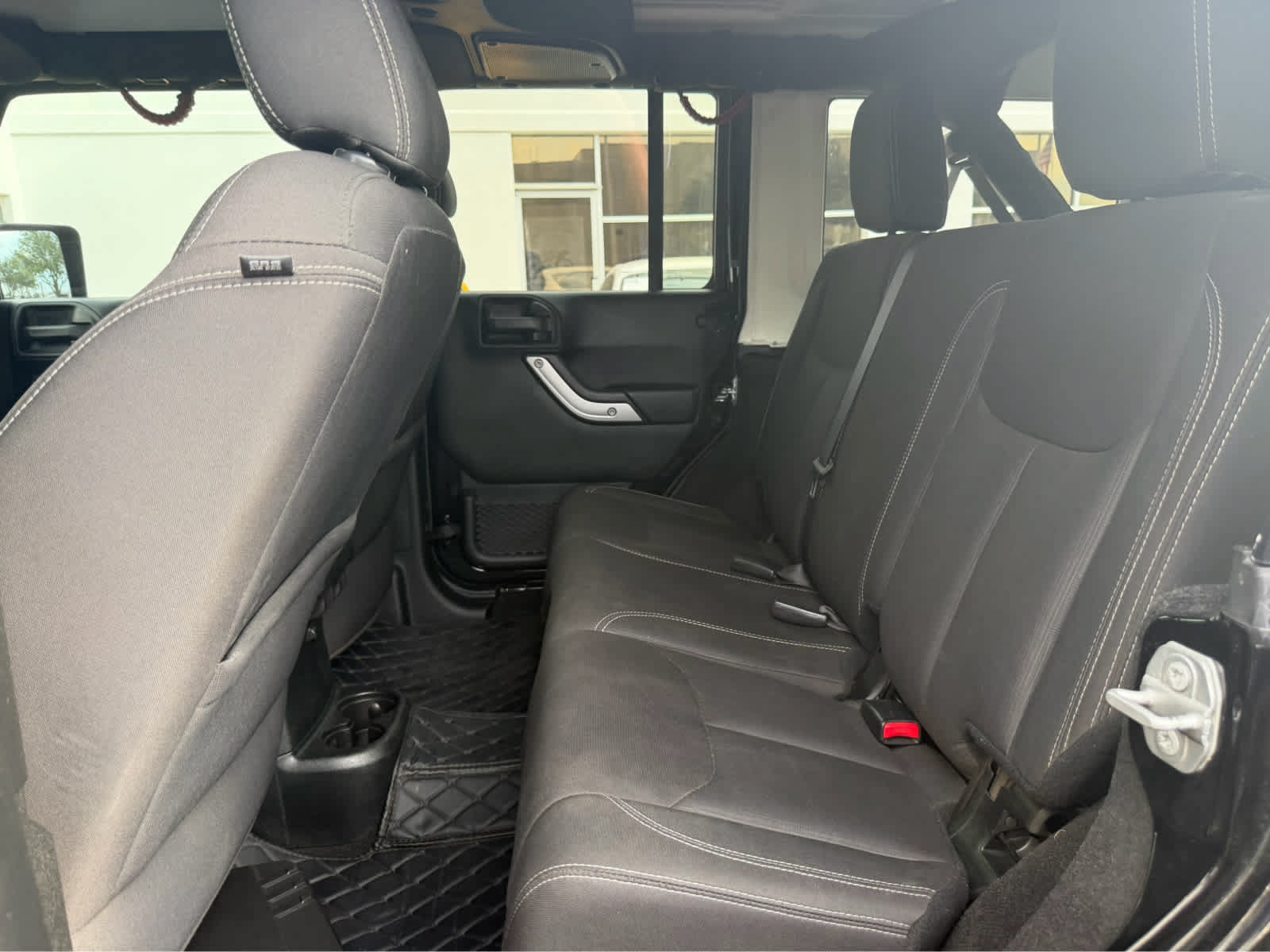 Used 2018 Jeep Wrangler Unlimited Sahara AWD/4WD image 8