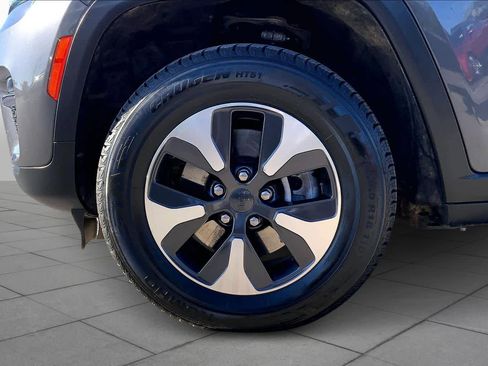 Used 2023 Jeep Grand Cherokee image 11